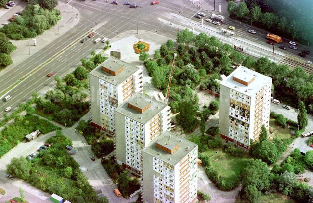 Berlin-Lichtenberg from the bird's eye view: Modernisierung von Wohnhäusern im Wohngebiet am Fennpfuhl in Berlin-Lichtenberg.