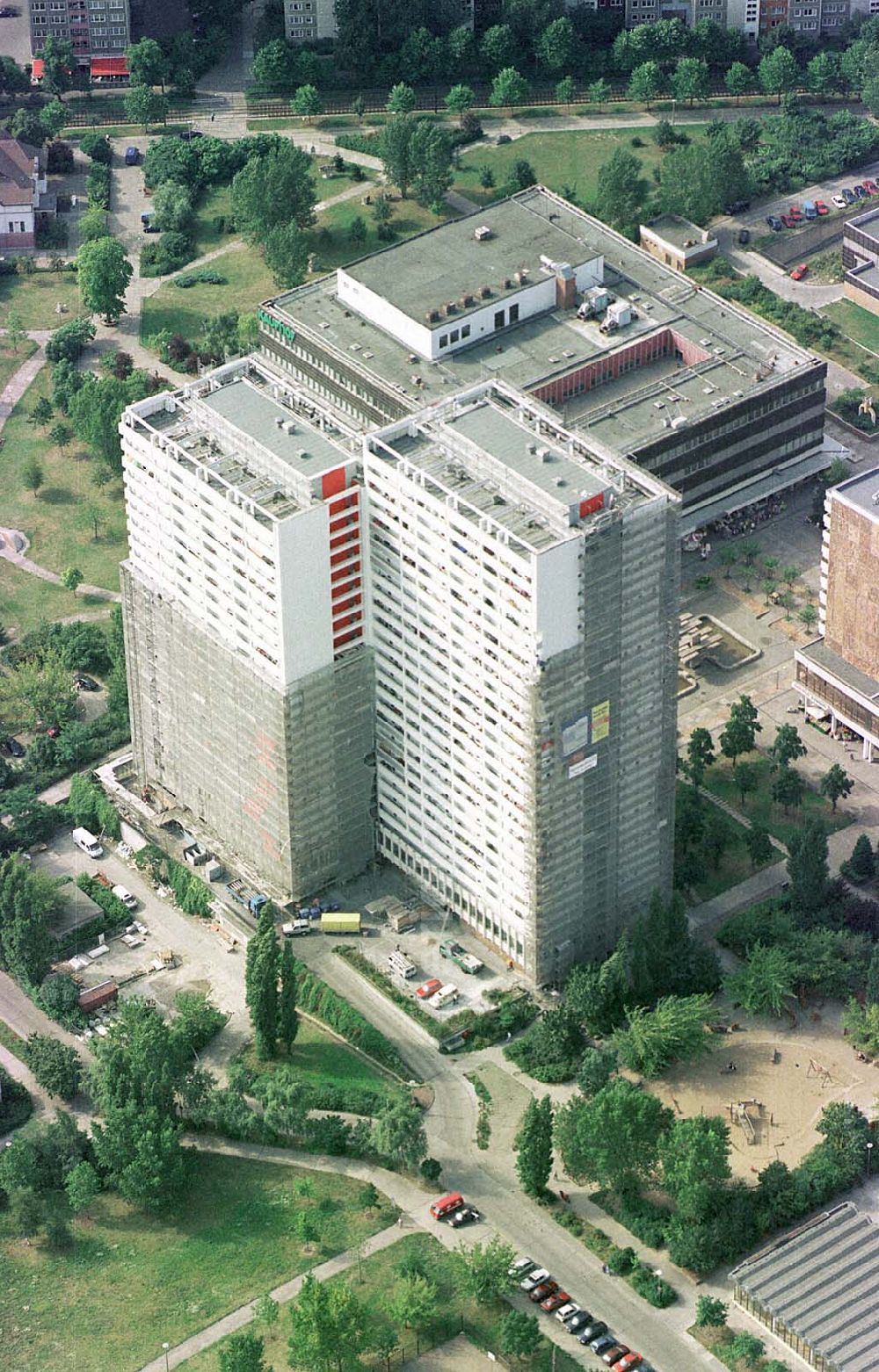 Aerial image Berlin-Lichtenberg - Modernisierung von Wohnhäusern im Wohngebiet am Fennpfuhl in Berlin-Lichtenberg.