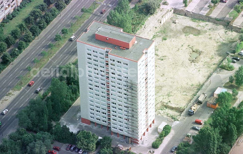 Aerial photograph Berlin-Lichtenberg - Modernisierung von Wohnhäusern im Wohngebiet am Fennpfuhl in Berlin-Lichtenberg.