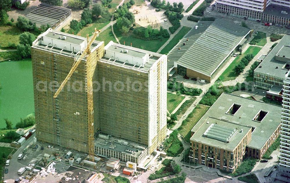 Berlin-Lichtenberg from the bird's eye view: Modernisierung von Wohnhäusern im Wohngebiet am Fennpfuhl in Berlin-Lichtenberg.