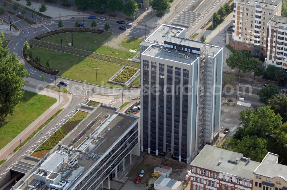 Magdeburg from the bird's eye view: Blick auf das Uni Hochhaus bzw. den Campus Tower am Universitätsplatz auf dem Campus der Otto-von-Guericke Universität im Stadtteil Alte Neustadt. Das als Wohnheim genutzte Wohnhaus soll nach der Sanierung bzw. Modernisierung im Oktober 2009 vollständig bezugsfertig sein. Kontakt: GRUNDTEC Bauregie GmbH, Olvenstedter Str. 33, 39108 Magdeburg, Tel. +49(0)391 721410-2, Fax +49(0)391 721410-4, email: info@grundtec.net