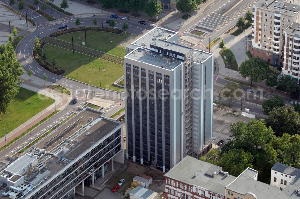 Aerial image Magdeburg - Blick auf das Uni Hochhaus bzw. den Campus Tower am Universitätsplatz auf dem Campus der Otto-von-Guericke Universität im Stadtteil Alte Neustadt. Das als Wohnheim genutzte Wohnhaus soll nach der Sanierung bzw. Modernisierung im Oktober 2009 vollständig bezugsfertig sein. Kontakt: GRUNDTEC Bauregie GmbH, Olvenstedter Str. 33, 39108 Magdeburg, Tel. +49(0)391 721410-2, Fax +49(0)391 721410-4, email: info@grundtec.net