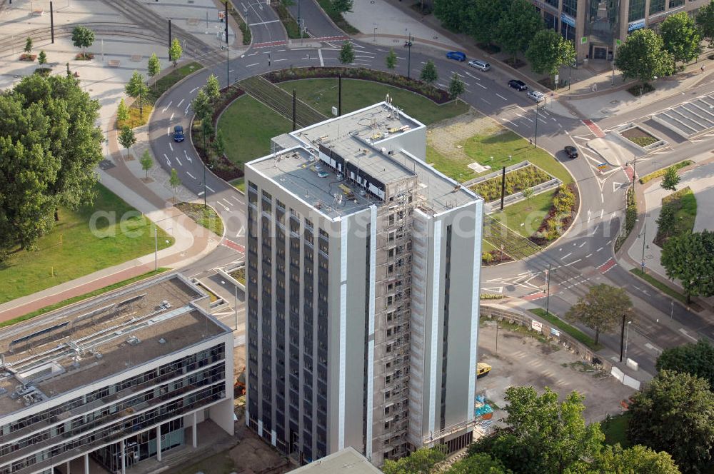 Magdeburg from above - Blick auf das Uni Hochhaus bzw. den Campus Tower am Universitätsplatz auf dem Campus der Otto-von-Guericke Universität im Stadtteil Alte Neustadt. Das als Wohnheim genutzte Wohnhaus soll nach der Sanierung bzw. Modernisierung im Oktober 2009 vollständig bezugsfertig sein. Kontakt: GRUNDTEC Bauregie GmbH, Olvenstedter Str. 33, 39108 Magdeburg, Tel. +49(0)391 721410-2, Fax +49(0)391 721410-4, email: info@grundtec.net