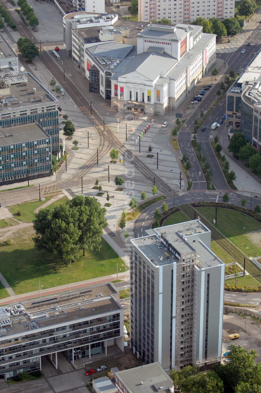 Magdeburg from the bird's eye view: Blick auf das Uni Hochhaus bzw. den Campus Tower am Universitätsplatz auf dem Campus der Otto-von-Guericke Universität im Stadtteil Alte Neustadt. Das als Wohnheim genutzte Wohnhaus soll nach der Sanierung bzw. Modernisierung im Oktober 2009 vollständig bezugsfertig sein. Kontakt: GRUNDTEC Bauregie GmbH, Olvenstedter Str. 33, 39108 Magdeburg, Tel. +49(0)391 721410-2, Fax +49(0)391 721410-4, email: info@grundtec.net