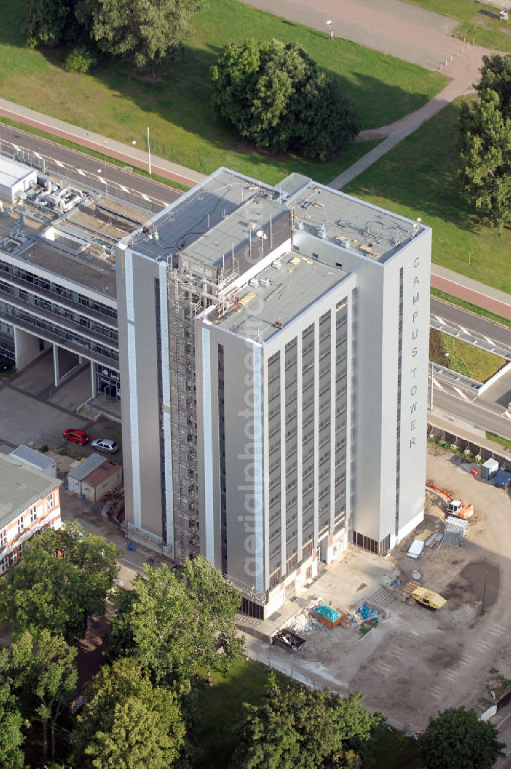 Aerial image Magdeburg - Blick auf das Uni Hochhaus bzw. den Campus Tower am Universitätsplatz auf dem Campus der Otto-von-Guericke Universität im Stadtteil Alte Neustadt. Das als Wohnheim genutzte Wohnhaus soll nach der Sanierung bzw. Modernisierung im Oktober 2009 vollständig bezugsfertig sein. Kontakt: GRUNDTEC Bauregie GmbH, Olvenstedter Str. 33, 39108 Magdeburg, Tel. +49(0)391 721410-2, Fax +49(0)391 721410-4, email: info@grundtec.net