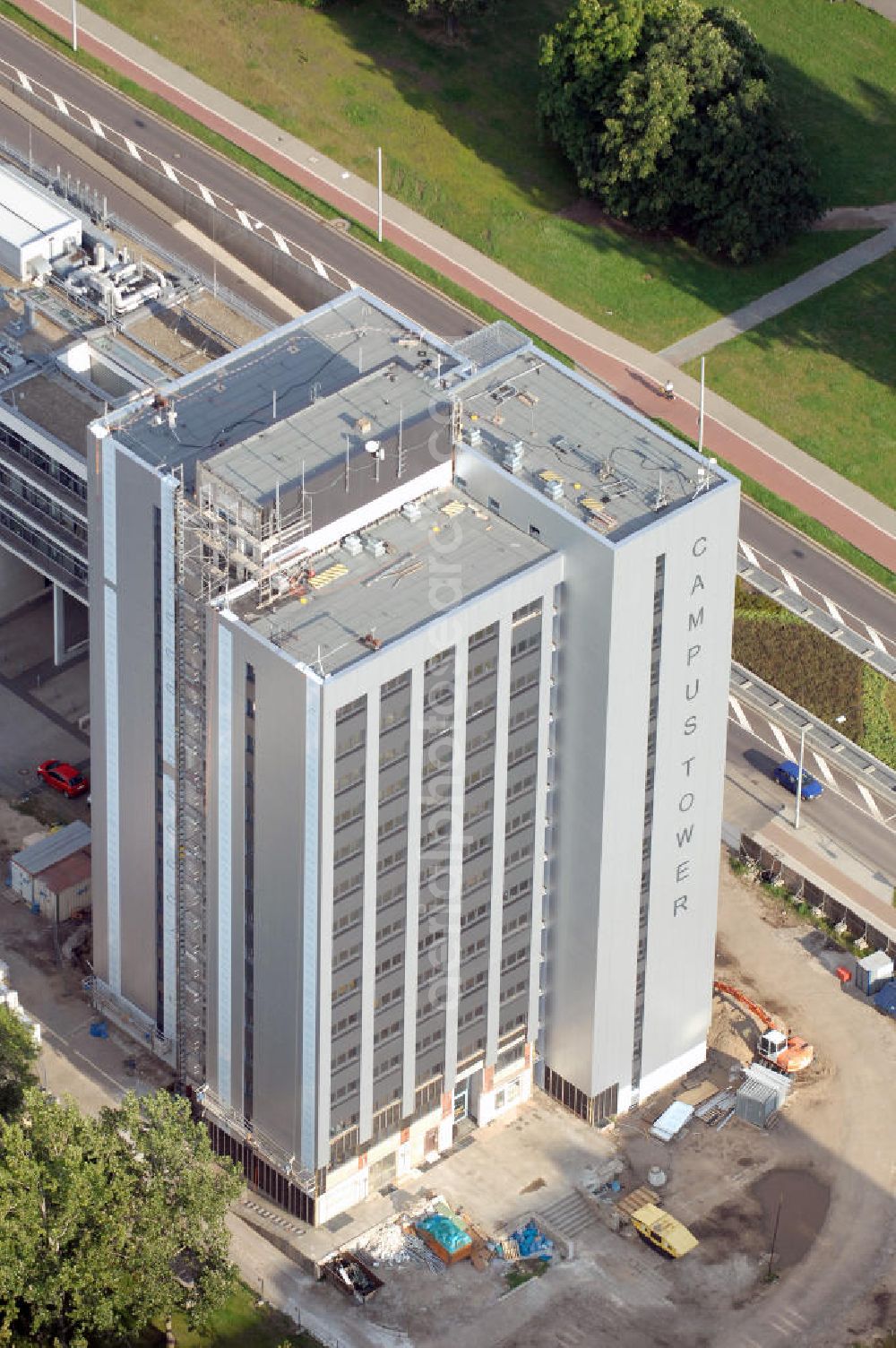 Aerial photograph Magdeburg - Blick auf das Uni Hochhaus bzw. den Campus Tower am Universitätsplatz auf dem Campus der Otto-von-Guericke Universität im Stadtteil Alte Neustadt. Das als Wohnheim genutzte Wohnhaus soll nach der Sanierung bzw. Modernisierung im Oktober 2009 vollständig bezugsfertig sein. Kontakt: GRUNDTEC Bauregie GmbH, Olvenstedter Str. 33, 39108 Magdeburg, Tel. +49(0)391 721410-2, Fax +49(0)391 721410-4, email: info@grundtec.net