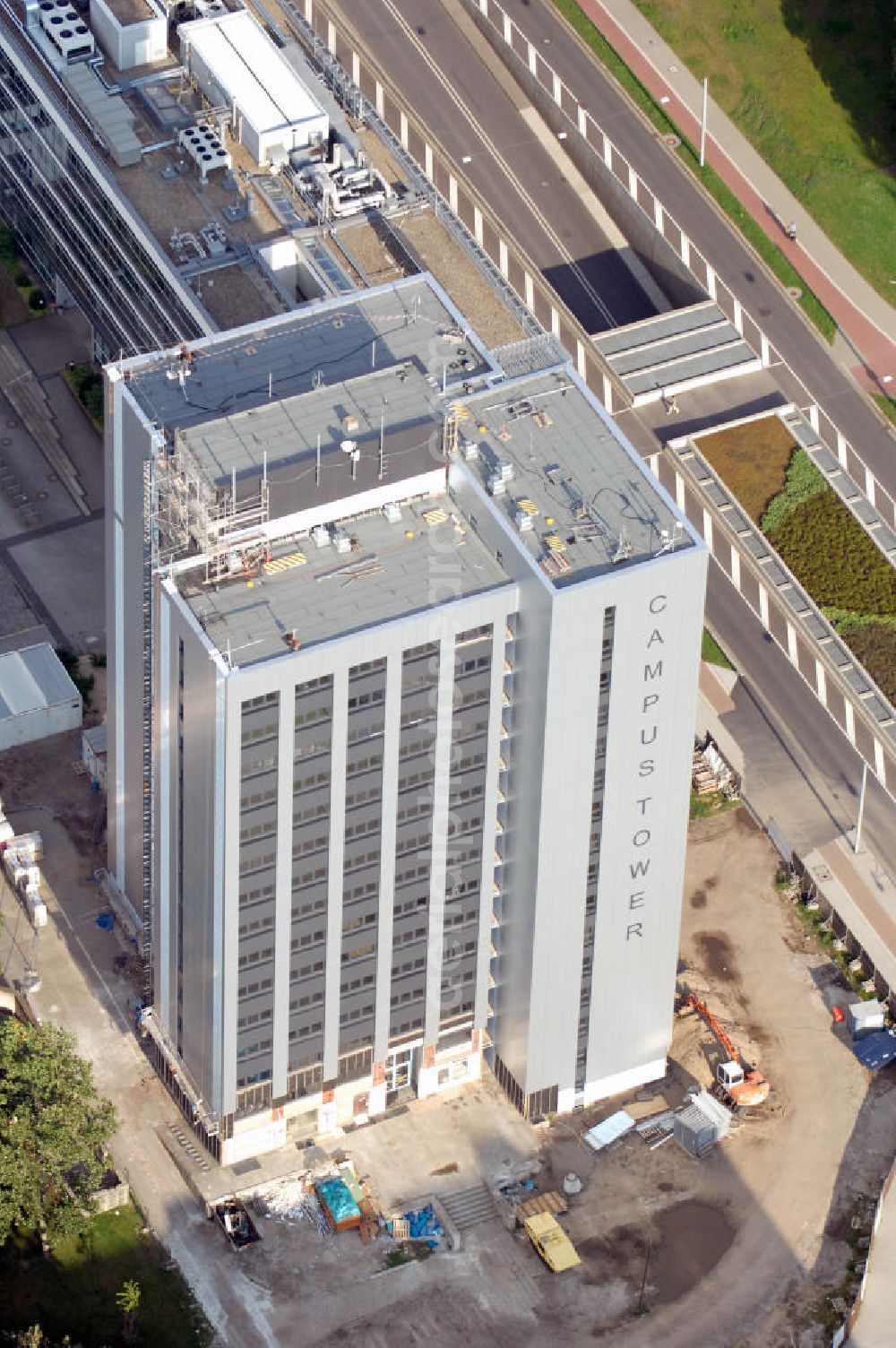 Magdeburg from above - Blick auf das Uni Hochhaus bzw. den Campus Tower am Universitätsplatz auf dem Campus der Otto-von-Guericke Universität im Stadtteil Alte Neustadt. Das als Wohnheim genutzte Wohnhaus soll nach der Sanierung bzw. Modernisierung im Oktober 2009 vollständig bezugsfertig sein. Kontakt: GRUNDTEC Bauregie GmbH, Olvenstedter Str. 33, 39108 Magdeburg, Tel. +49(0)391 721410-2, Fax +49(0)391 721410-4, email: info@grundtec.net