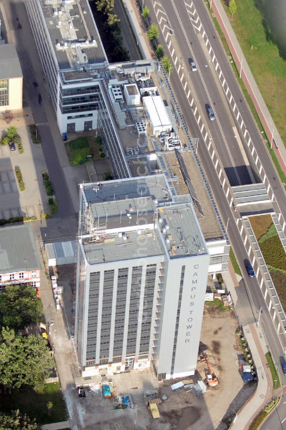 Magdeburg from the bird's eye view: Blick auf das Uni Hochhaus bzw. den Campus Tower am Universitätsplatz auf dem Campus der Otto-von-Guericke Universität im Stadtteil Alte Neustadt. Das als Wohnheim genutzte Wohnhaus soll nach der Sanierung bzw. Modernisierung im Oktober 2009 vollständig bezugsfertig sein. Kontakt: GRUNDTEC Bauregie GmbH, Olvenstedter Str. 33, 39108 Magdeburg, Tel. +49(0)391 721410-2, Fax +49(0)391 721410-4, email: info@grundtec.net