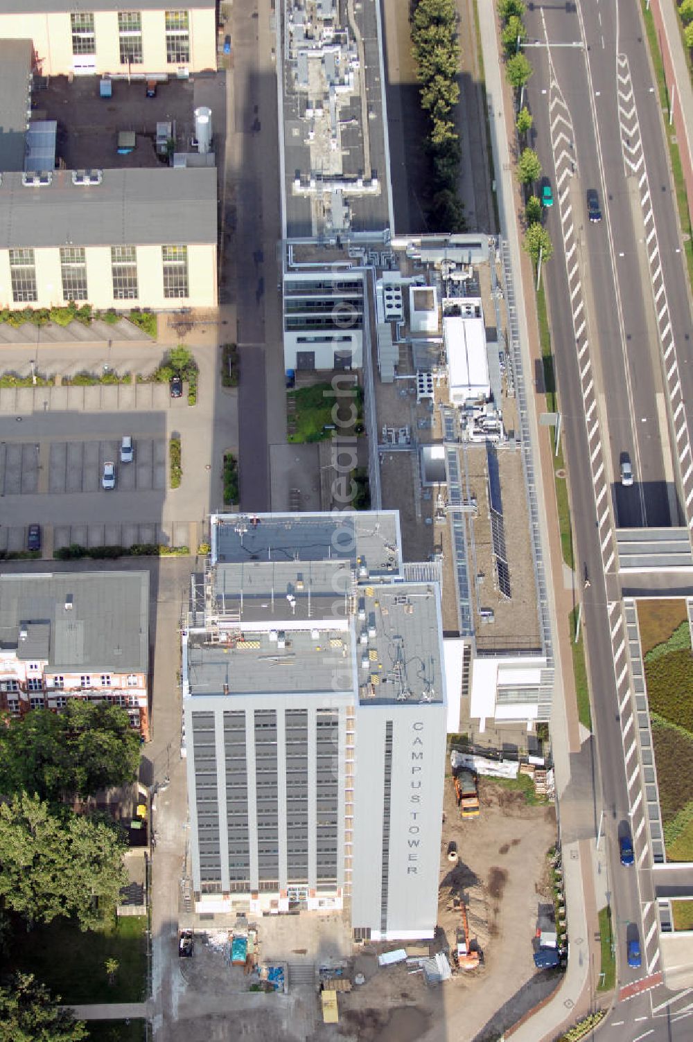 Aerial image Magdeburg - Blick auf das Uni Hochhaus bzw. den Campus Tower am Universitätsplatz auf dem Campus der Otto-von-Guericke Universität im Stadtteil Alte Neustadt. Das als Wohnheim genutzte Wohnhaus soll nach der Sanierung bzw. Modernisierung im Oktober 2009 vollständig bezugsfertig sein. Kontakt: GRUNDTEC Bauregie GmbH, Olvenstedter Str. 33, 39108 Magdeburg, Tel. +49(0)391 721410-2, Fax +49(0)391 721410-4, email: info@grundtec.net