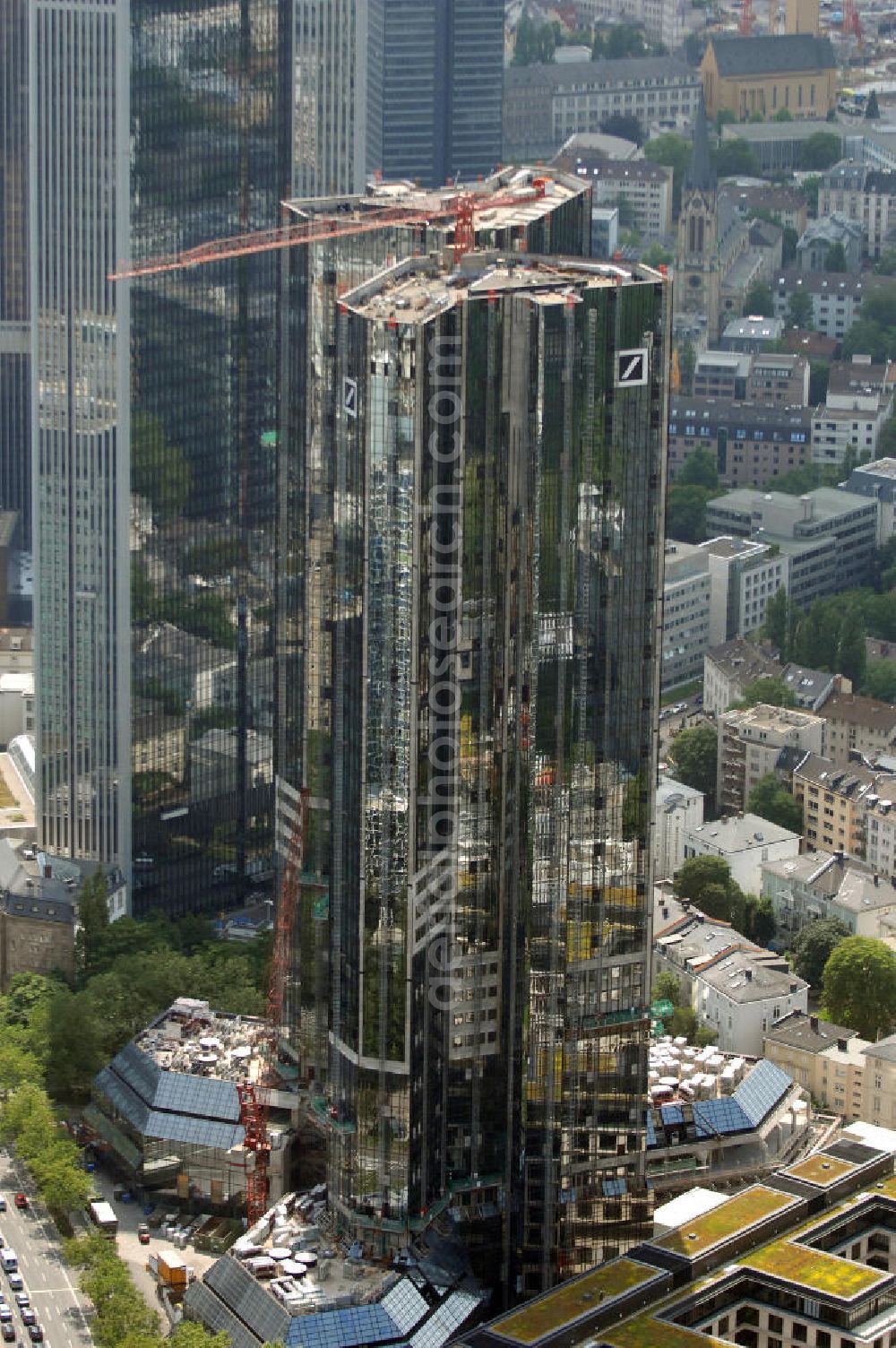 Frankfurt am Main from above - Blick auf Umbauarbeiten am Deutsche-Bank-Hochhaus im Westend von Frankfurt am Main, es besteht aus zwei Wolkenkratzern, die jeweils 155 Meter hoch sind. Sie werden auch als Soll und Haben, Zwillingstürme oder Deutsche Bank I und II bezeichnet. Aufgrund ihrer Medienpräsenz gehören die Doppeltürme zu den bekanntesten Gebäuden in Deutschland. Das Hochhaus entstand 1979 bis 1984 nach den Entwürfen von Walter Hanig, Heinz Scheid und Johannes Schmidt. 2006 wurde bekannt, dass die Türme aufgrund veränderter Brandschutzvorschriften umgebaut werden müssen. Aus diesem Anlass hat sich die Deutsche Bank nach 22 jähriger Nutzung zu einer umfassenden Modernisierung entschlossen.