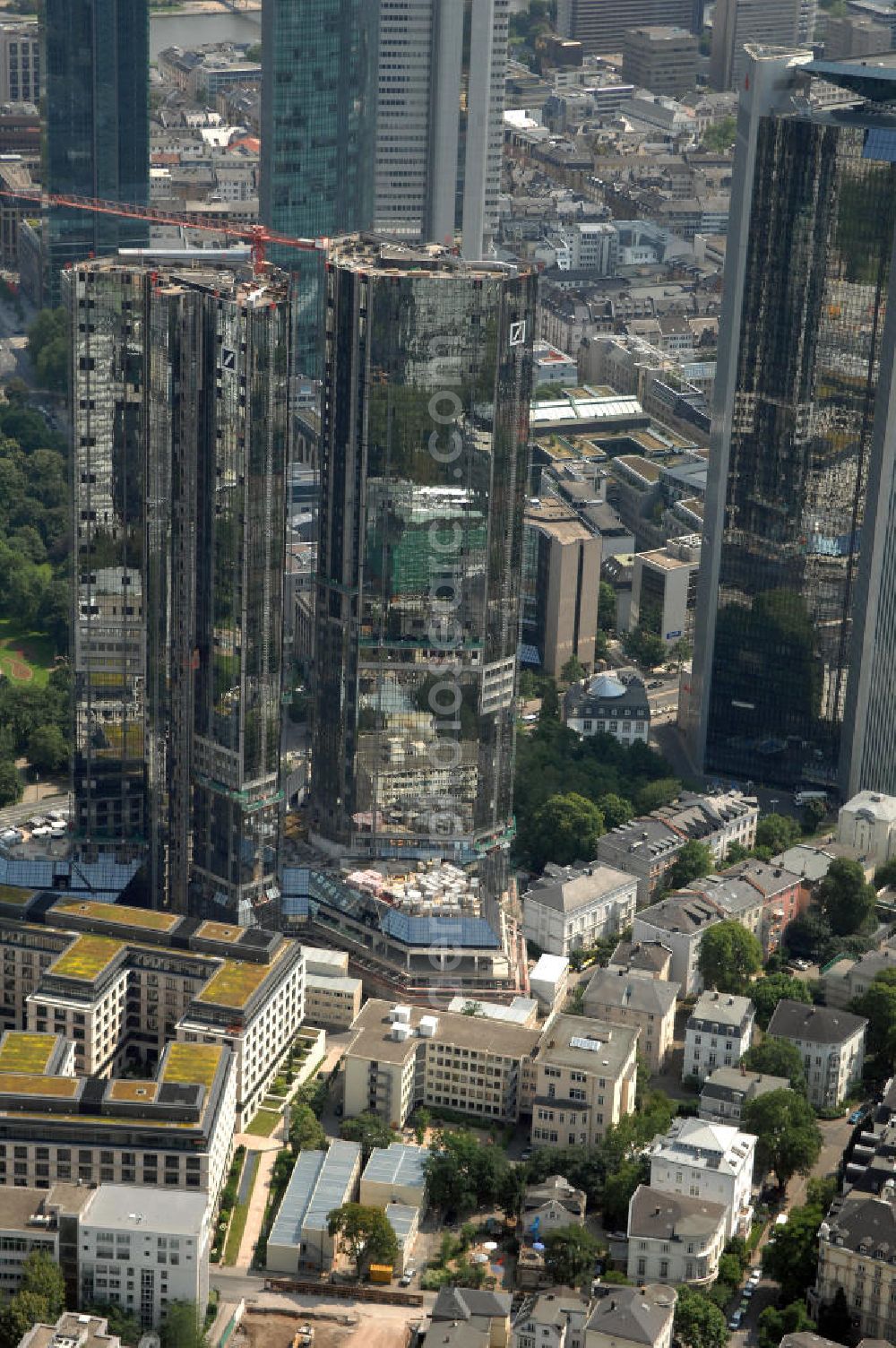 Frankfurt am Main from above - Blick auf Umbauarbeiten am Deutsche-Bank-Hochhaus im Westend von Frankfurt am Main, es besteht aus zwei Wolkenkratzern, die jeweils 155 Meter hoch sind. Sie werden auch als Soll und Haben, Zwillingstürme oder Deutsche Bank I und II bezeichnet. Aufgrund ihrer Medienpräsenz gehören die Doppeltürme zu den bekanntesten Gebäuden in Deutschland. Das Hochhaus entstand 1979 bis 1984 nach den Entwürfen von Walter Hanig, Heinz Scheid und Johannes Schmidt. 2006 wurde bekannt, dass die Türme aufgrund veränderter Brandschutzvorschriften umgebaut werden müssen. Aus diesem Anlass hat sich die Deutsche Bank nach 22 jähriger Nutzung zu einer umfassenden Modernisierung entschlossen.