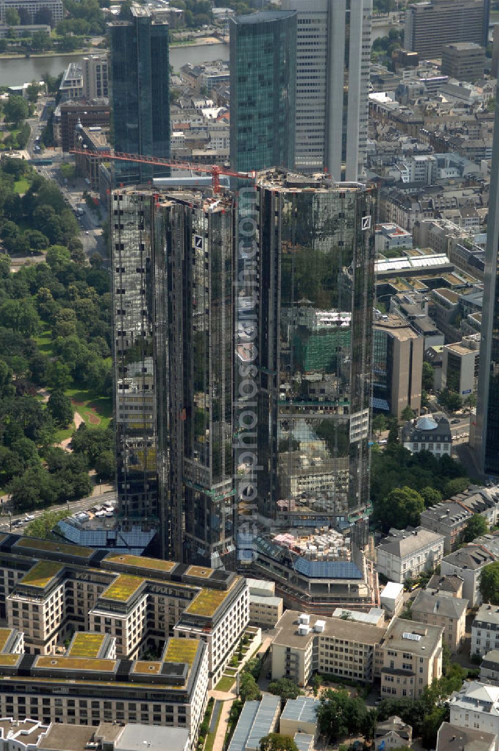 Frankfurt am Main from the bird's eye view: Blick auf Umbauarbeiten am Deutsche-Bank-Hochhaus im Westend von Frankfurt am Main, es besteht aus zwei Wolkenkratzern, die jeweils 155 Meter hoch sind. Sie werden auch als Soll und Haben, Zwillingstürme oder Deutsche Bank I und II bezeichnet. Aufgrund ihrer Medienpräsenz gehören die Doppeltürme zu den bekanntesten Gebäuden in Deutschland. Das Hochhaus entstand 1979 bis 1984 nach den Entwürfen von Walter Hanig, Heinz Scheid und Johannes Schmidt. 2006 wurde bekannt, dass die Türme aufgrund veränderter Brandschutzvorschriften umgebaut werden müssen. Aus diesem Anlass hat sich die Deutsche Bank nach 22 jähriger Nutzung zu einer umfassenden Modernisierung entschlossen.