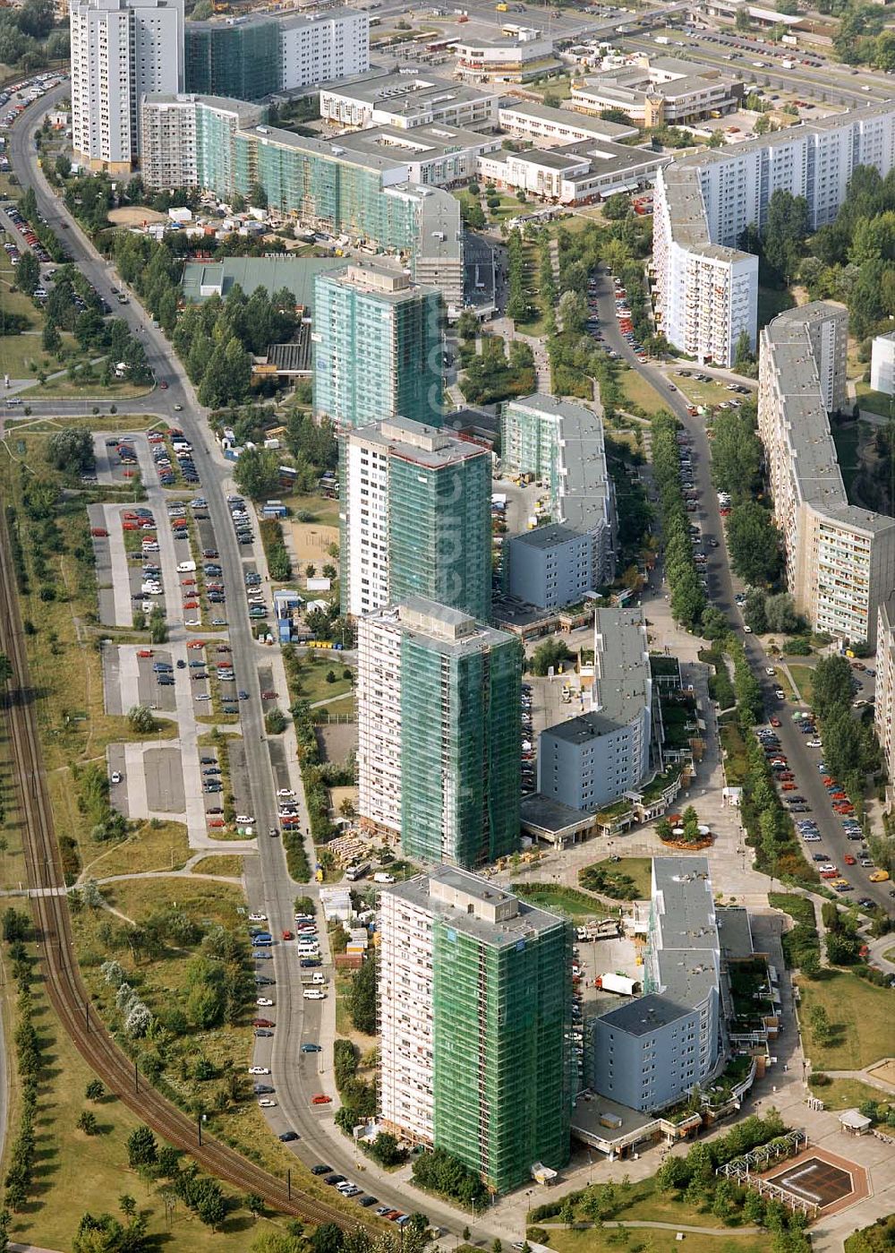 Aerial photograph Berlin - Modernisierungsarbeitenan den Wohnhochhäusern der Marzahner Promenade in Berlin-Marzahn.