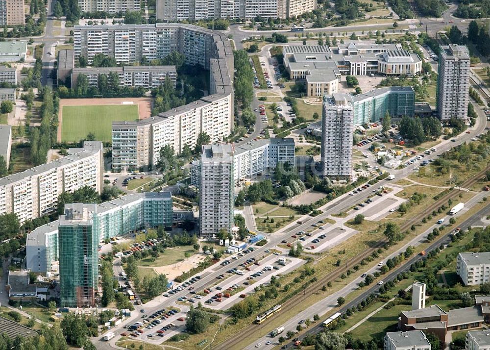 Berlin from the bird's eye view: Modernisierungsarbeitenan den Wohnhochhäusern der Marzahner Promenade in Berlin-Marzahn.