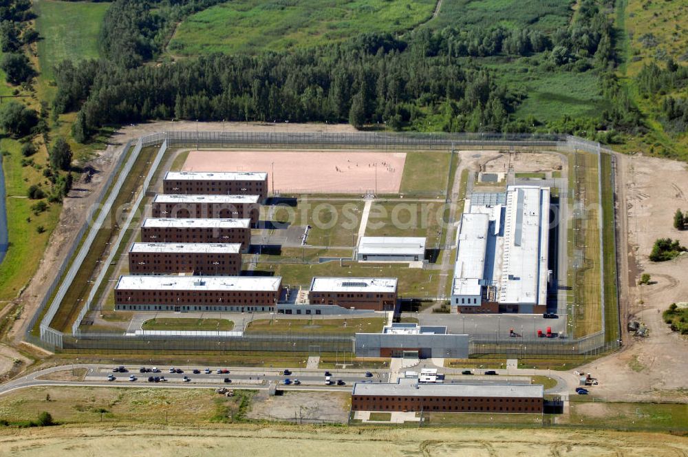 Regis-Breitingen from the bird's eye view: Blick auf das modernste deutsche Jugendstrafanstalt in Regis- Breitingen / Sachsen. Mit Baukosten von fast 60 Millionen Euro eines der größten Projekte im Freistaat.In Regis-Breitingen sollen die jungen Männer auf die Zeit nach ihrer Haftstrafe vorbereitet werden, auf ein Leben ohne Drogen, ohne Gewalt, ohne Kriminalität. Neben den erweiterten Möglichkeiten der Freizeitgestaltung, des Schulabschlusses und der Berufsausbildung, gibt es hier vor allem eines: für jeden Gefangenen eine Einzelzelle.