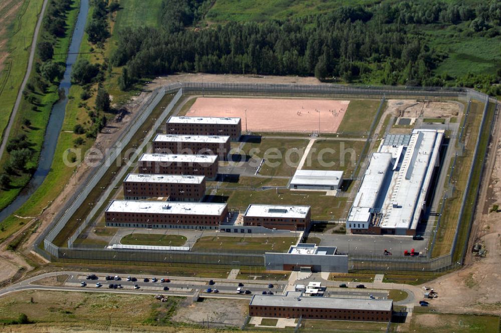 Aerial photograph Regis-Breitingen - Blick auf das modernste deutsche Jugendstrafanstalt in Regis- Breitingen / Sachsen. Mit Baukosten von fast 60 Millionen Euro eines der größten Projekte im Freistaat.In Regis-Breitingen sollen die jungen Männer auf die Zeit nach ihrer Haftstrafe vorbereitet werden, auf ein Leben ohne Drogen, ohne Gewalt, ohne Kriminalität. Neben den erweiterten Möglichkeiten der Freizeitgestaltung, des Schulabschlusses und der Berufsausbildung, gibt es hier vor allem eines: für jeden Gefangenen eine Einzelzelle.