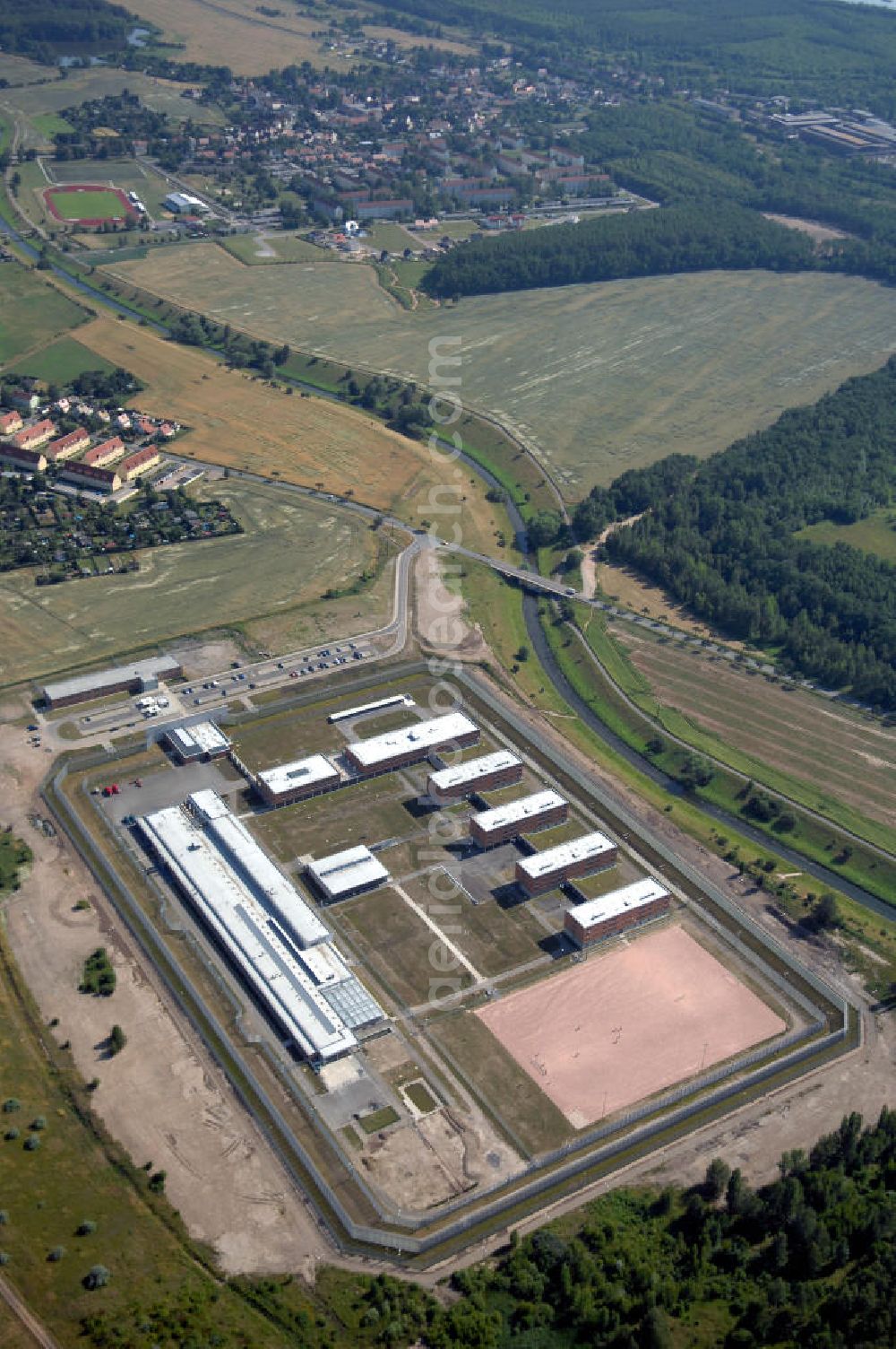 Aerial photograph Regis-Breitingen - Blick auf das modernste deutsche Jugendstrafanstalt in Regis- Breitingen / Sachsen. Mit Baukosten von fast 60 Millionen Euro eines der größten Projekte im Freistaat.In Regis-Breitingen sollen die jungen Männer auf die Zeit nach ihrer Haftstrafe vorbereitet werden, auf ein Leben ohne Drogen, ohne Gewalt, ohne Kriminalität. Neben den erweiterten Möglichkeiten der Freizeitgestaltung, des Schulabschlusses und der Berufsausbildung, gibt es hier vor allem eines: für jeden Gefangenen eine Einzelzelle.