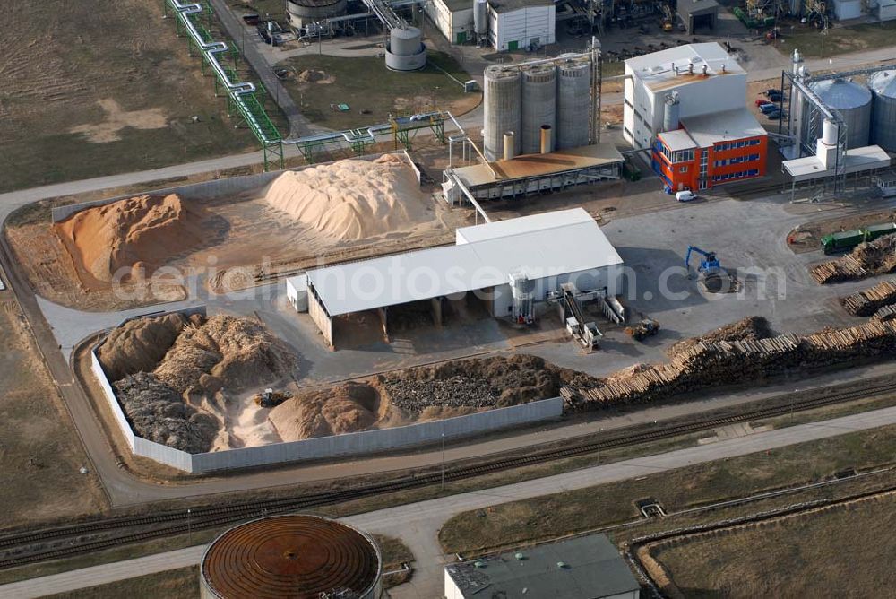 Aerial photograph Schwedt - Blick auf das neu errichtete Holzpelletierwerk auf dem Gelände der Raffenerie in Schwedt. Die Diersch & Schröder-Gruppe aus Bremen hat sich an der Holzkontor Ulf Mösenthin GmbH mehrheitlich beteiligt und betreibt unter dem neuen Namen Holzkontor und Pelletierwerk Schwedt GmbH Brandenburgs das Holzpelletierwerk in den neuen Bundesländern. Seit 2006 werden hier jährlich rund 100.000 t Holzpellets produziert. Das Unternehmen hati rund 12 Mio. Euro investiert und 25 Arbeitsplätze in Schwedt neu geschaffen. Partner des Unternehmens sind Ulf Mösenthin, Forstunternehmer aus Fürstenberg und die VIS NOVA GmbH, Bremen (Holding Erneuerbare Energien der Gruppe Diersch & Schröder). Errichtet wurde die Anlage durch MANN Engineering GmbH, Matthias-Erzberger-Strasse 34 in 56564 Neuwied.Ansprechpartner Herr Dr. Stefan Döring, 02631 3445610