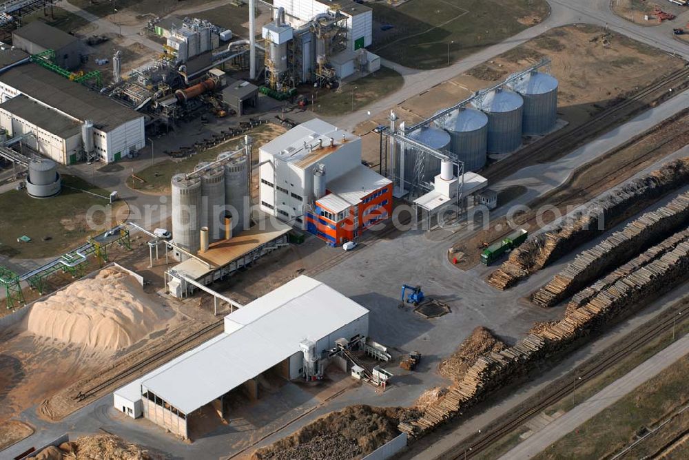 Schwedt from above - Blick auf das neu errichtete Holzpelletierwerk auf dem Gelände der Raffenerie in Schwedt. Die Diersch & Schröder-Gruppe aus Bremen hat sich an der Holzkontor Ulf Mösenthin GmbH mehrheitlich beteiligt und betreibt unter dem neuen Namen Holzkontor und Pelletierwerk Schwedt GmbH Brandenburgs das Holzpelletierwerk in den neuen Bundesländern. Seit 2006 werden hier jährlich rund 100.000 t Holzpellets produziert. Das Unternehmen hati rund 12 Mio. Euro investiert und 25 Arbeitsplätze in Schwedt neu geschaffen. Partner des Unternehmens sind Ulf Mösenthin, Forstunternehmer aus Fürstenberg und die VIS NOVA GmbH, Bremen (Holding Erneuerbare Energien der Gruppe Diersch & Schröder). Errichtet wurde die Anlage durch MANN Engineering GmbH, Matthias-Erzberger-Strasse 34 in 56564 Neuwied.Ansprechpartner Herr Dr. Stefan Döring, 02631 3445610