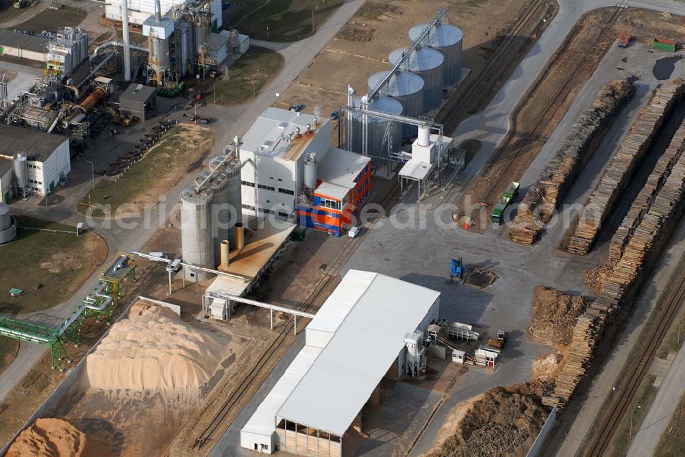 Schwedt from the bird's eye view: Blick auf das neu errichtete Holzpelletierwerk auf dem Gelände der Raffenerie in Schwedt. Die Diersch & Schröder-Gruppe aus Bremen hat sich an der Holzkontor Ulf Mösenthin GmbH mehrheitlich beteiligt und betreibt unter dem neuen Namen Holzkontor und Pelletierwerk Schwedt GmbH Brandenburgs das Holzpelletierwerk in den neuen Bundesländern. Seit 2006 werden hier jährlich rund 100.000 t Holzpellets produziert. Das Unternehmen hati rund 12 Mio. Euro investiert und 25 Arbeitsplätze in Schwedt neu geschaffen. Partner des Unternehmens sind Ulf Mösenthin, Forstunternehmer aus Fürstenberg und die VIS NOVA GmbH, Bremen (Holding Erneuerbare Energien der Gruppe Diersch & Schröder). Errichtet wurde die Anlage durch MANN Engineering GmbH, Matthias-Erzberger-Strasse 34 in 56564 Neuwied.Ansprechpartner Herr Dr. Stefan Döring, 02631 3445610