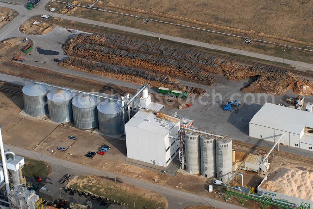 Schwedt from above - Blick auf das neu errichtete Holzpelletierwerk auf dem Gelände der Raffenerie in Schwedt. Die Diersch & Schröder-Gruppe aus Bremen hat sich an der Holzkontor Ulf Mösenthin GmbH mehrheitlich beteiligt und betreibt unter dem neuen Namen Holzkontor und Pelletierwerk Schwedt GmbH Brandenburgs das Holzpelletierwerk in den neuen Bundesländern. Seit 2006 werden hier jährlich rund 100.000 t Holzpellets produziert. Das Unternehmen hati rund 12 Mio. Euro investiert und 25 Arbeitsplätze in Schwedt neu geschaffen. Partner des Unternehmens sind Ulf Mösenthin, Forstunternehmer aus Fürstenberg und die VIS NOVA GmbH, Bremen (Holding Erneuerbare Energien der Gruppe Diersch & Schröder). Errichtet wurde die Anlage durch MANN Engineering GmbH, Matthias-Erzberger-Strasse 34 in 56564 Neuwied.Ansprechpartner Herr Dr. Stefan Döring, 02631 3445610