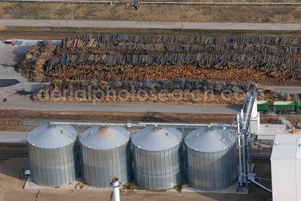 Schwedt from the bird's eye view: Blick auf das neu errichtete Holzpelletierwerk auf dem Gelände der Raffenerie in Schwedt. Die Diersch & Schröder-Gruppe aus Bremen hat sich an der Holzkontor Ulf Mösenthin GmbH mehrheitlich beteiligt und betreibt unter dem neuen Namen Holzkontor und Pelletierwerk Schwedt GmbH Brandenburgs das Holzpelletierwerk in den neuen Bundesländern. Seit 2006 werden hier jährlich rund 100.000 t Holzpellets produziert. Das Unternehmen hati rund 12 Mio. Euro investiert und 25 Arbeitsplätze in Schwedt neu geschaffen. Partner des Unternehmens sind Ulf Mösenthin, Forstunternehmer aus Fürstenberg und die VIS NOVA GmbH, Bremen (Holding Erneuerbare Energien der Gruppe Diersch & Schröder). Errichtet wurde die Anlage durch MANN Engineering GmbH, Matthias-Erzberger-Strasse 34 in 56564 Neuwied.Ansprechpartner Herr Dr. Stefan Döring, 02631 3445610