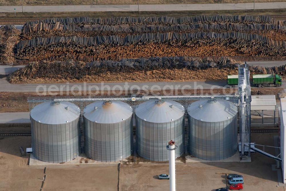 Aerial image Schwedt - Blick auf das neu errichtete Holzpelletierwerk auf dem Gelände der Raffenerie in Schwedt. Die Diersch & Schröder-Gruppe aus Bremen hat sich an der Holzkontor Ulf Mösenthin GmbH mehrheitlich beteiligt und betreibt unter dem neuen Namen Holzkontor und Pelletierwerk Schwedt GmbH Brandenburgs das Holzpelletierwerk in den neuen Bundesländern. Seit 2006 werden hier jährlich rund 100.000 t Holzpellets produziert. Das Unternehmen hati rund 12 Mio. Euro investiert und 25 Arbeitsplätze in Schwedt neu geschaffen. Partner des Unternehmens sind Ulf Mösenthin, Forstunternehmer aus Fürstenberg und die VIS NOVA GmbH, Bremen (Holding Erneuerbare Energien der Gruppe Diersch & Schröder). Errichtet wurde die Anlage durch MANN Engineering GmbH, Matthias-Erzberger-Strasse 34 in 56564 Neuwied.Ansprechpartner Herr Dr. Stefan Döring, 02631 3445610