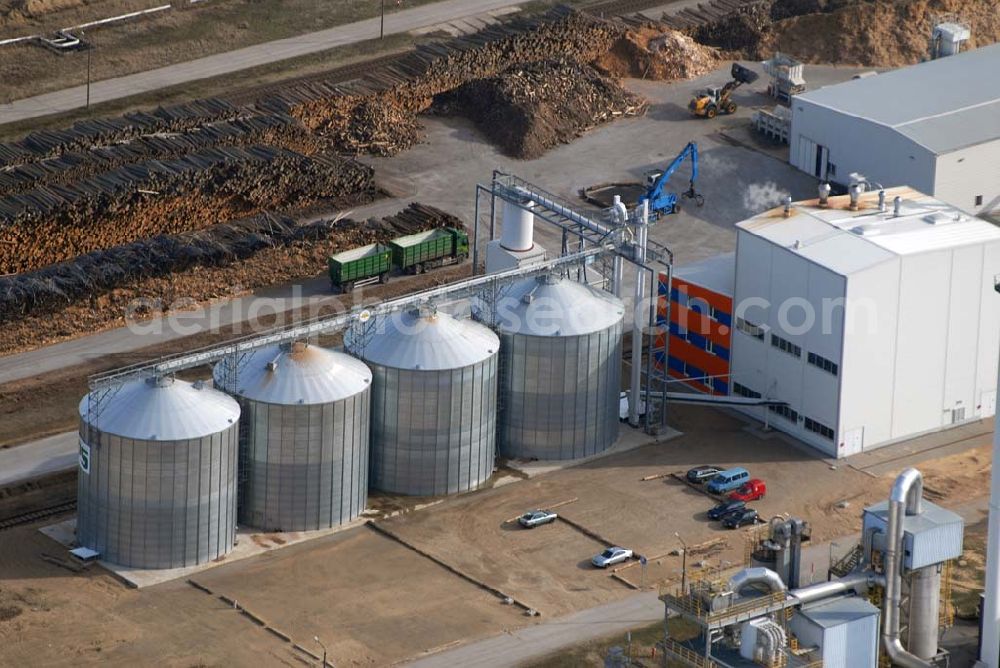 Schwedt from above - Blick auf das neu errichtete Holzpelletierwerk auf dem Gelände der Raffenerie in Schwedt. Die Diersch & Schröder-Gruppe aus Bremen hat sich an der Holzkontor Ulf Mösenthin GmbH mehrheitlich beteiligt und betreibt unter dem neuen Namen Holzkontor und Pelletierwerk Schwedt GmbH Brandenburgs das Holzpelletierwerk in den neuen Bundesländern. Seit 2006 werden hier jährlich rund 100.000 t Holzpellets produziert. Das Unternehmen hati rund 12 Mio. Euro investiert und 25 Arbeitsplätze in Schwedt neu geschaffen. Partner des Unternehmens sind Ulf Mösenthin, Forstunternehmer aus Fürstenberg und die VIS NOVA GmbH, Bremen (Holding Erneuerbare Energien der Gruppe Diersch & Schröder). Errichtet wurde die Anlage durch MANN Engineering GmbH, Matthias-Erzberger-Strasse 34 in 56564 Neuwied.Ansprechpartner Herr Dr. Stefan Döring, 02631 3445610