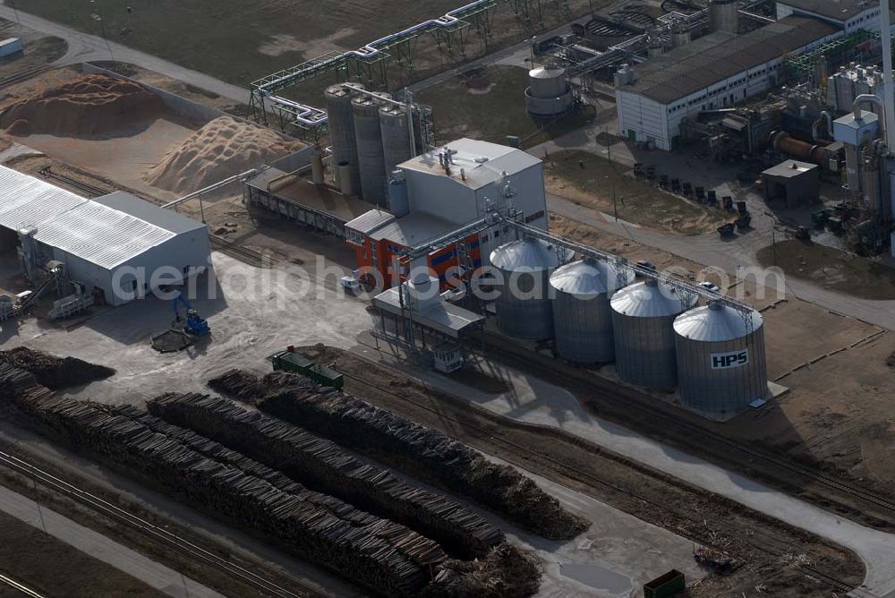 Aerial image Schwedt - Blick auf das neu errichtete Holzpelletierwerk auf dem Gelände der Raffenerie in Schwedt. Die Diersch & Schröder-Gruppe aus Bremen hat sich an der Holzkontor Ulf Mösenthin GmbH mehrheitlich beteiligt und betreibt unter dem neuen Namen Holzkontor und Pelletierwerk Schwedt GmbH Brandenburgs das Holzpelletierwerk in den neuen Bundesländern. Seit 2006 werden hier jährlich rund 100.000 t Holzpellets produziert. Das Unternehmen hati rund 12 Mio. Euro investiert und 25 Arbeitsplätze in Schwedt neu geschaffen. Partner des Unternehmens sind Ulf Mösenthin, Forstunternehmer aus Fürstenberg und die VIS NOVA GmbH, Bremen (Holding Erneuerbare Energien der Gruppe Diersch & Schröder). Errichtet wurde die Anlage durch MANN Engineering GmbH, Matthias-Erzberger-Strasse 34 in 56564 Neuwied.Ansprechpartner Herr Dr. Stefan Döring, 02631 3445610