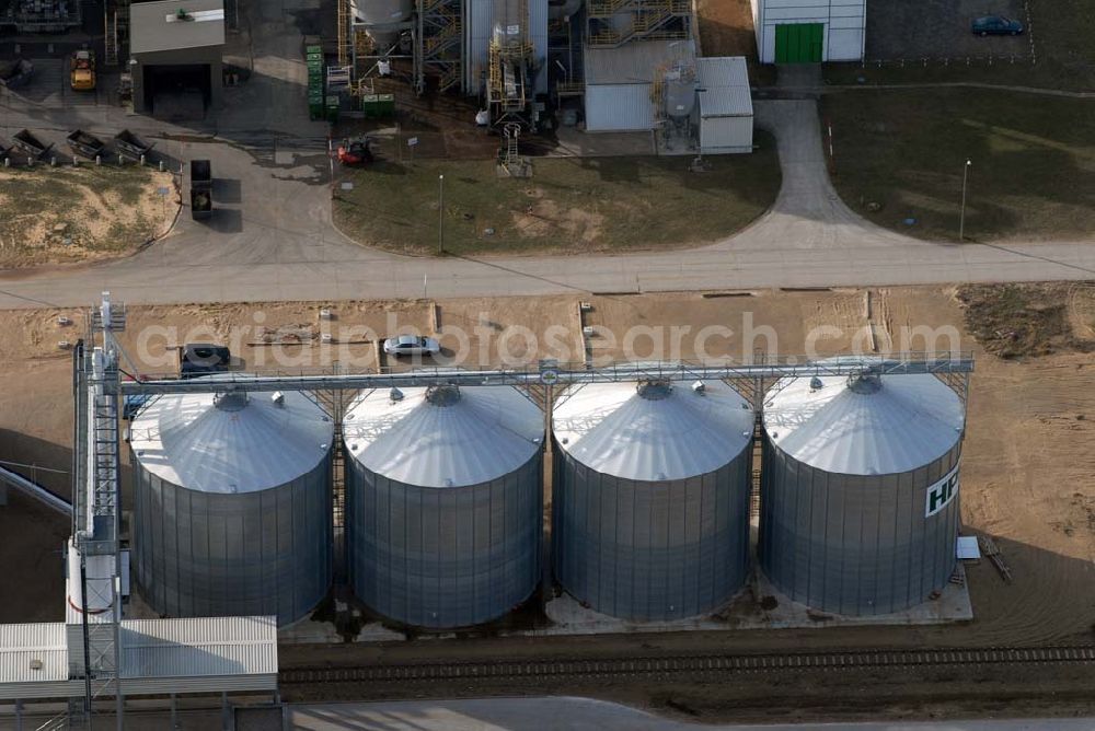 Schwedt from above - Blick auf das neu errichtete Holzpelletierwerk auf dem Gelände der Raffenerie in Schwedt. Die Diersch & Schröder-Gruppe aus Bremen hat sich an der Holzkontor Ulf Mösenthin GmbH mehrheitlich beteiligt und betreibt unter dem neuen Namen Holzkontor und Pelletierwerk Schwedt GmbH Brandenburgs das Holzpelletierwerk in den neuen Bundesländern. Seit 2006 werden hier jährlich rund 100.000 t Holzpellets produziert. Das Unternehmen hati rund 12 Mio. Euro investiert und 25 Arbeitsplätze in Schwedt neu geschaffen. Partner des Unternehmens sind Ulf Mösenthin, Forstunternehmer aus Fürstenberg und die VIS NOVA GmbH, Bremen (Holding Erneuerbare Energien der Gruppe Diersch & Schröder). Errichtet wurde die Anlage durch MANN Engineering GmbH, Matthias-Erzberger-Strasse 34 in 56564 Neuwied.Ansprechpartner Herr Dr. Stefan Döring, 02631 3445610