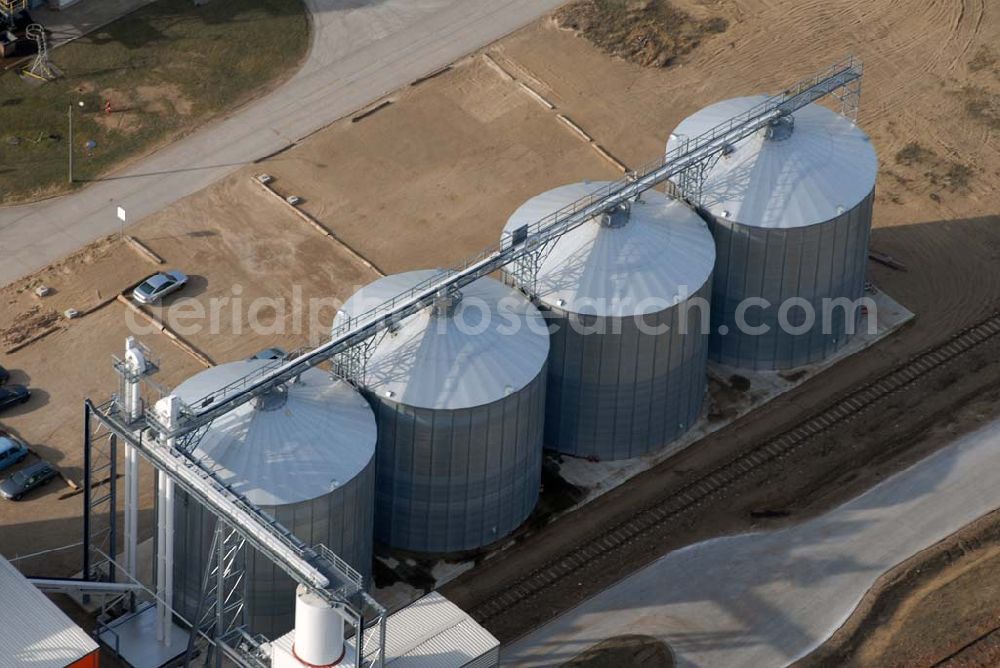 Aerial image Schwedt - Blick auf das neu errichtete Holzpelletierwerk auf dem Gelände der Raffenerie in Schwedt. Die Diersch & Schröder-Gruppe aus Bremen hat sich an der Holzkontor Ulf Mösenthin GmbH mehrheitlich beteiligt und betreibt unter dem neuen Namen Holzkontor und Pelletierwerk Schwedt GmbH Brandenburgs das Holzpelletierwerk in den neuen Bundesländern. Seit 2006 werden hier jährlich rund 100.000 t Holzpellets produziert. Das Unternehmen hati rund 12 Mio. Euro investiert und 25 Arbeitsplätze in Schwedt neu geschaffen. Partner des Unternehmens sind Ulf Mösenthin, Forstunternehmer aus Fürstenberg und die VIS NOVA GmbH, Bremen (Holding Erneuerbare Energien der Gruppe Diersch & Schröder). Errichtet wurde die Anlage durch MANN Engineering GmbH, Matthias-Erzberger-Strasse 34 in 56564 Neuwied.Ansprechpartner Herr Dr. Stefan Döring, 02631 3445610