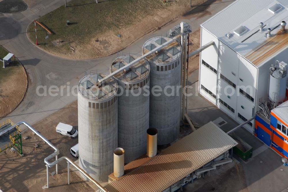 Aerial photograph Schwedt - Blick auf das neu errichtete Holzpelletierwerk auf dem Gelände der Raffenerie in Schwedt. Die Diersch & Schröder-Gruppe aus Bremen hat sich an der Holzkontor Ulf Mösenthin GmbH mehrheitlich beteiligt und betreibt unter dem neuen Namen Holzkontor und Pelletierwerk Schwedt GmbH Brandenburgs das Holzpelletierwerk in den neuen Bundesländern. Seit 2006 werden hier jährlich rund 100.000 t Holzpellets produziert. Das Unternehmen hati rund 12 Mio. Euro investiert und 25 Arbeitsplätze in Schwedt neu geschaffen. Partner des Unternehmens sind Ulf Mösenthin, Forstunternehmer aus Fürstenberg und die VIS NOVA GmbH, Bremen (Holding Erneuerbare Energien der Gruppe Diersch & Schröder). Errichtet wurde die Anlage durch MANN Engineering GmbH, Matthias-Erzberger-Strasse 34 in 56564 Neuwied.Ansprechpartner Herr Dr. Stefan Döring, 02631 3445610