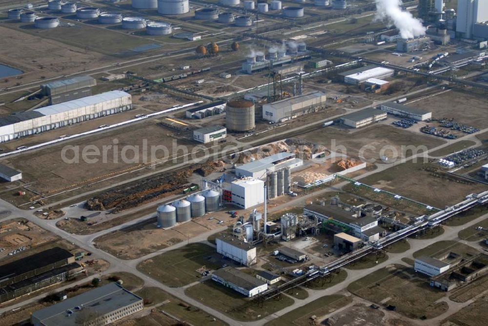 Schwedt from above - Blick auf das neu errichtete Holzpelletierwerk auf dem Gelände der Raffenerie in Schwedt. Die Diersch & Schröder-Gruppe aus Bremen hat sich an der Holzkontor Ulf Mösenthin GmbH mehrheitlich beteiligt und betreibt unter dem neuen Namen Holzkontor und Pelletierwerk Schwedt GmbH Brandenburgs das Holzpelletierwerk in den neuen Bundesländern. Seit 2006 werden hier jährlich rund 100.000 t Holzpellets produziert. Das Unternehmen hati rund 12 Mio. Euro investiert und 25 Arbeitsplätze in Schwedt neu geschaffen. Partner des Unternehmens sind Ulf Mösenthin, Forstunternehmer aus Fürstenberg und die VIS NOVA GmbH, Bremen (Holding Erneuerbare Energien der Gruppe Diersch & Schröder). Errichtet wurde die Anlage durch MANN Engineering GmbH, Matthias-Erzberger-Strasse 34 in 56564 Neuwied.Ansprechpartner Herr Dr. Stefan Döring, 02631 3445610