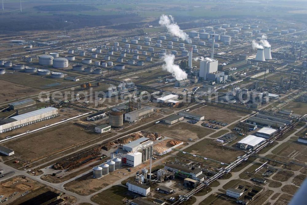 Schwedt from the bird's eye view: Blick auf das neu errichtete Holzpelletierwerk auf dem Gelände der Raffenerie in Schwedt. Die Diersch & Schröder-Gruppe aus Bremen hat sich an der Holzkontor Ulf Mösenthin GmbH mehrheitlich beteiligt und betreibt unter dem neuen Namen Holzkontor und Pelletierwerk Schwedt GmbH Brandenburgs das Holzpelletierwerk in den neuen Bundesländern. Seit 2006 werden hier jährlich rund 100.000 t Holzpellets produziert. Das Unternehmen hati rund 12 Mio. Euro investiert und 25 Arbeitsplätze in Schwedt neu geschaffen. Partner des Unternehmens sind Ulf Mösenthin, Forstunternehmer aus Fürstenberg und die VIS NOVA GmbH, Bremen (Holding Erneuerbare Energien der Gruppe Diersch & Schröder). Errichtet wurde die Anlage durch MANN Engineering GmbH, Matthias-Erzberger-Strasse 34 in 56564 Neuwied.Ansprechpartner Herr Dr. Stefan Döring, 02631 3445610