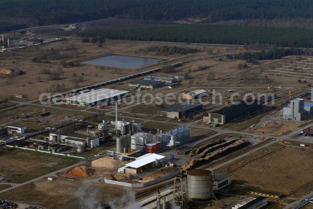 Aerial image Schwedt - Blick auf das neu errichtete Holzpelletierwerk auf dem Gelände der Raffenerie in Schwedt. Die Diersch & Schröder-Gruppe aus Bremen hat sich an der Holzkontor Ulf Mösenthin GmbH mehrheitlich beteiligt und betreibt unter dem neuen Namen Holzkontor und Pelletierwerk Schwedt GmbH Brandenburgs das Holzpelletierwerk in den neuen Bundesländern. Seit 2006 werden hier jährlich rund 100.000 t Holzpellets produziert. Das Unternehmen hati rund 12 Mio. Euro investiert und 25 Arbeitsplätze in Schwedt neu geschaffen. Partner des Unternehmens sind Ulf Mösenthin, Forstunternehmer aus Fürstenberg und die VIS NOVA GmbH, Bremen (Holding Erneuerbare Energien der Gruppe Diersch & Schröder). Errichtet wurde die Anlage durch MANN Engineering GmbH, Matthias-Erzberger-Strasse 34 in 56564 Neuwied.Ansprechpartner Herr Dr. Stefan Döring, 02631 3445610