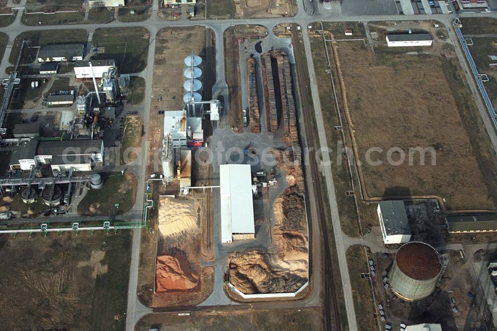 Schwedt from above - Blick auf das neu errichtete Holzpelletierwerk auf dem Gelände der Raffenerie in Schwedt. Die Diersch & Schröder-Gruppe aus Bremen hat sich an der Holzkontor Ulf Mösenthin GmbH mehrheitlich beteiligt und betreibt unter dem neuen Namen Holzkontor und Pelletierwerk Schwedt GmbH Brandenburgs das Holzpelletierwerk in den neuen Bundesländern. Seit 2006 werden hier jährlich rund 100.000 t Holzpellets produziert. Das Unternehmen hati rund 12 Mio. Euro investiert und 25 Arbeitsplätze in Schwedt neu geschaffen. Partner des Unternehmens sind Ulf Mösenthin, Forstunternehmer aus Fürstenberg und die VIS NOVA GmbH, Bremen (Holding Erneuerbare Energien der Gruppe Diersch & Schröder). Errichtet wurde die Anlage durch MANN Engineering GmbH, Matthias-Erzberger-Strasse 34 in 56564 Neuwied.Ansprechpartner Herr Dr. Stefan Döring, 02631 3445610