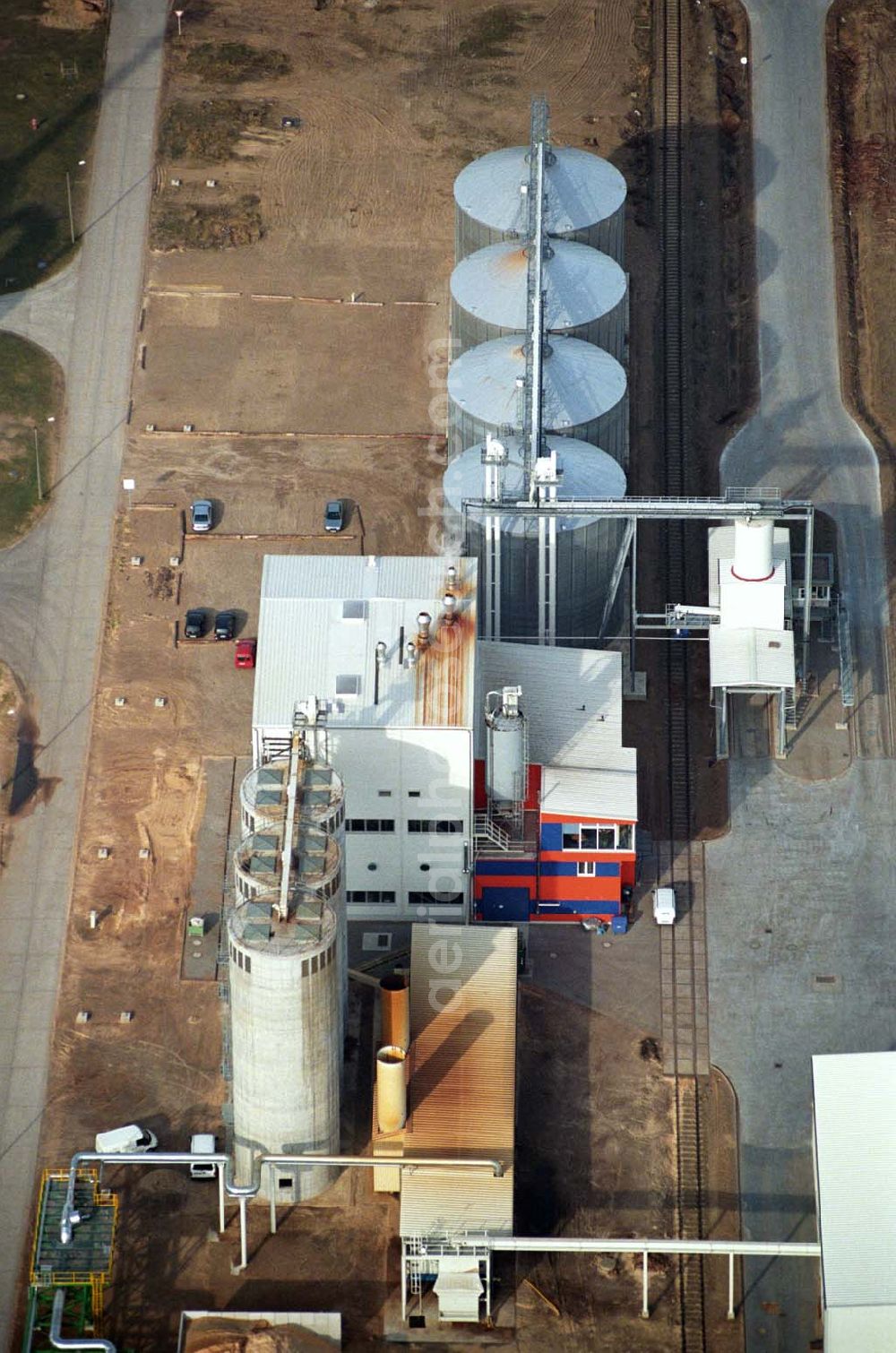 Aerial image Schwedt - Blick auf das neu errichtete Holzpelletierwerk auf dem Gelände der Raffenerie in Schwedt. Die Diersch & Schröder-Gruppe aus Bremen hat sich an der Holzkontor Ulf Mösenthin GmbH mehrheitlich beteiligt und betreibt unter dem neuen Namen Holzkontor und Pelletierwerk Schwedt GmbH Brandenburgs das Holzpelletierwerk in den neuen Bundesländern. Seit 2006 werden hier jährlich rund 100.000 t Holzpellets produziert. Das Unternehmen hati rund 12 Mio. Euro investiert und 25 Arbeitsplätze in Schwedt neu geschaffen. Partner des Unternehmens sind Ulf Mösenthin, Forstunternehmer aus Fürstenberg und die VIS NOVA GmbH, Bremen (Holding Erneuerbare Energien der Gruppe Diersch & Schröder). Errichtet wurde die Anlage durch MANN Engineering GmbH, Matthias-Erzberger-Strasse 34 in 56564 Neuwied.Ansprechpartner Herr Dr. Stefan Döring, 02631 3445610