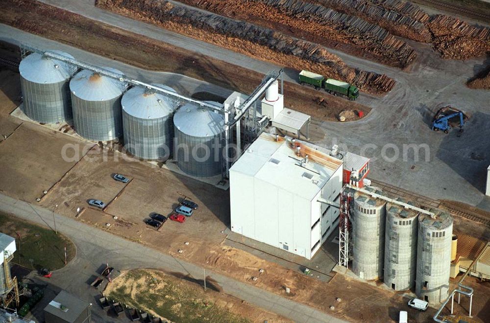 Aerial photograph Schwedt - Blick auf das neu errichtete Holzpelletierwerk auf dem Gelände der Raffenerie in Schwedt. Die Diersch & Schröder-Gruppe aus Bremen hat sich an der Holzkontor Ulf Mösenthin GmbH mehrheitlich beteiligt und betreibt unter dem neuen Namen Holzkontor und Pelletierwerk Schwedt GmbH Brandenburgs das Holzpelletierwerk in den neuen Bundesländern. Seit 2006 werden hier jährlich rund 100.000 t Holzpellets produziert. Das Unternehmen hati rund 12 Mio. Euro investiert und 25 Arbeitsplätze in Schwedt neu geschaffen. Partner des Unternehmens sind Ulf Mösenthin, Forstunternehmer aus Fürstenberg und die VIS NOVA GmbH, Bremen (Holding Erneuerbare Energien der Gruppe Diersch & Schröder). Errichtet wurde die Anlage durch MANN Engineering GmbH, Matthias-Erzberger-Strasse 34 in 56564 Neuwied.Ansprechpartner Herr Dr. Stefan Döring, 02631 3445610