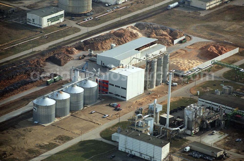 Schwedt from above - Blick auf das neu errichtete Holzpelletierwerk auf dem Gelände der Raffenerie in Schwedt. Die Diersch & Schröder-Gruppe aus Bremen hat sich an der Holzkontor Ulf Mösenthin GmbH mehrheitlich beteiligt und betreibt unter dem neuen Namen Holzkontor und Pelletierwerk Schwedt GmbH Brandenburgs das Holzpelletierwerk in den neuen Bundesländern. Seit 2006 werden hier jährlich rund 100.000 t Holzpellets produziert. Das Unternehmen hati rund 12 Mio. Euro investiert und 25 Arbeitsplätze in Schwedt neu geschaffen. Partner des Unternehmens sind Ulf Mösenthin, Forstunternehmer aus Fürstenberg und die VIS NOVA GmbH, Bremen (Holding Erneuerbare Energien der Gruppe Diersch & Schröder). Errichtet wurde die Anlage durch MANN Engineering GmbH, Matthias-Erzberger-Strasse 34 in 56564 Neuwied.Ansprechpartner Herr Dr. Stefan Döring, 02631 3445610