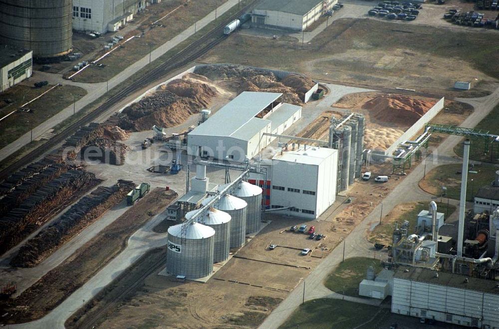 Schwedt from the bird's eye view: Blick auf das neu errichtete Holzpelletierwerk auf dem Gelände der Raffenerie in Schwedt. Die Diersch & Schröder-Gruppe aus Bremen hat sich an der Holzkontor Ulf Mösenthin GmbH mehrheitlich beteiligt und betreibt unter dem neuen Namen Holzkontor und Pelletierwerk Schwedt GmbH Brandenburgs das Holzpelletierwerk in den neuen Bundesländern. Seit 2006 werden hier jährlich rund 100.000 t Holzpellets produziert. Das Unternehmen hati rund 12 Mio. Euro investiert und 25 Arbeitsplätze in Schwedt neu geschaffen. Partner des Unternehmens sind Ulf Mösenthin, Forstunternehmer aus Fürstenberg und die VIS NOVA GmbH, Bremen (Holding Erneuerbare Energien der Gruppe Diersch & Schröder). Errichtet wurde die Anlage durch MANN Engineering GmbH, Matthias-Erzberger-Strasse 34 in 56564 Neuwied.Ansprechpartner Herr Dr. Stefan Döring, 02631 3445610