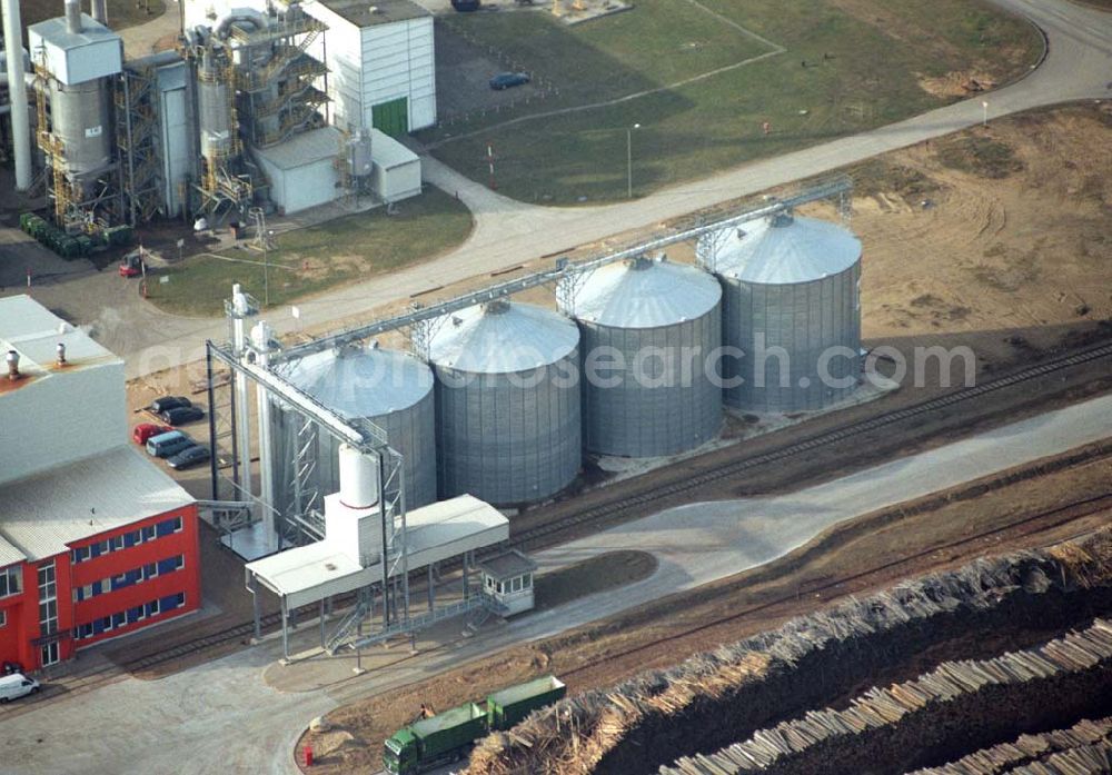 Aerial image Schwedt - Blick auf das neu errichtete Holzpelletierwerk auf dem Gelände der Raffenerie in Schwedt. Die Diersch & Schröder-Gruppe aus Bremen hat sich an der Holzkontor Ulf Mösenthin GmbH mehrheitlich beteiligt und betreibt unter dem neuen Namen Holzkontor und Pelletierwerk Schwedt GmbH Brandenburgs das Holzpelletierwerk in den neuen Bundesländern. Seit 2006 werden hier jährlich rund 100.000 t Holzpellets produziert. Das Unternehmen hati rund 12 Mio. Euro investiert und 25 Arbeitsplätze in Schwedt neu geschaffen. Partner des Unternehmens sind Ulf Mösenthin, Forstunternehmer aus Fürstenberg und die VIS NOVA GmbH, Bremen (Holding Erneuerbare Energien der Gruppe Diersch & Schröder). Errichtet wurde die Anlage durch MANN Engineering GmbH, Matthias-Erzberger-Strasse 34 in 56564 Neuwied.Ansprechpartner Herr Dr. Stefan Döring, 02631 3445610