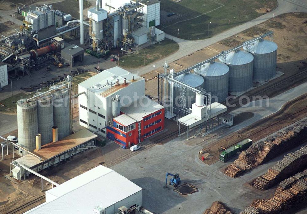 Aerial photograph Schwedt - Blick auf das neu errichtete Holzpelletierwerk auf dem Gelände der Raffenerie in Schwedt. Die Diersch & Schröder-Gruppe aus Bremen hat sich an der Holzkontor Ulf Mösenthin GmbH mehrheitlich beteiligt und betreibt unter dem neuen Namen Holzkontor und Pelletierwerk Schwedt GmbH Brandenburgs das Holzpelletierwerk in den neuen Bundesländern. Seit 2006 werden hier jährlich rund 100.000 t Holzpellets produziert. Das Unternehmen hati rund 12 Mio. Euro investiert und 25 Arbeitsplätze in Schwedt neu geschaffen. Partner des Unternehmens sind Ulf Mösenthin, Forstunternehmer aus Fürstenberg und die VIS NOVA GmbH, Bremen (Holding Erneuerbare Energien der Gruppe Diersch & Schröder). Errichtet wurde die Anlage durch MANN Engineering GmbH, Matthias-Erzberger-Strasse 34 in 56564 Neuwied.Ansprechpartner Herr Dr. Stefan Döring, 02631 3445610