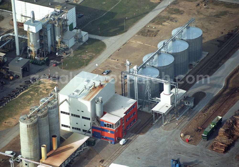 Schwedt from above - Blick auf das neu errichtete Holzpelletierwerk auf dem Gelände der Raffenerie in Schwedt. Die Diersch & Schröder-Gruppe aus Bremen hat sich an der Holzkontor Ulf Mösenthin GmbH mehrheitlich beteiligt und betreibt unter dem neuen Namen Holzkontor und Pelletierwerk Schwedt GmbH Brandenburgs das Holzpelletierwerk in den neuen Bundesländern. Seit 2006 werden hier jährlich rund 100.000 t Holzpellets produziert. Das Unternehmen hati rund 12 Mio. Euro investiert und 25 Arbeitsplätze in Schwedt neu geschaffen. Partner des Unternehmens sind Ulf Mösenthin, Forstunternehmer aus Fürstenberg und die VIS NOVA GmbH, Bremen (Holding Erneuerbare Energien der Gruppe Diersch & Schröder). Errichtet wurde die Anlage durch MANN Engineering GmbH, Matthias-Erzberger-Strasse 34 in 56564 Neuwied.Ansprechpartner Herr Dr. Stefan Döring, 02631 3445610