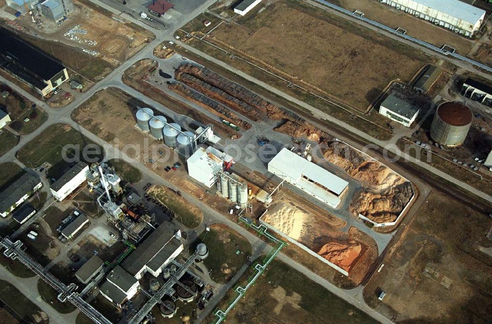 Schwedt from the bird's eye view: Blick auf das neu errichtete Holzpelletierwerk auf dem Gelände der Raffenerie in Schwedt. Die Diersch & Schröder-Gruppe aus Bremen hat sich an der Holzkontor Ulf Mösenthin GmbH mehrheitlich beteiligt und betreibt unter dem neuen Namen Holzkontor und Pelletierwerk Schwedt GmbH Brandenburgs das Holzpelletierwerk in den neuen Bundesländern. Seit 2006 werden hier jährlich rund 100.000 t Holzpellets produziert. Das Unternehmen hati rund 12 Mio. Euro investiert und 25 Arbeitsplätze in Schwedt neu geschaffen. Partner des Unternehmens sind Ulf Mösenthin, Forstunternehmer aus Fürstenberg und die VIS NOVA GmbH, Bremen (Holding Erneuerbare Energien der Gruppe Diersch & Schröder). Errichtet wurde die Anlage durch MANN Engineering GmbH, Matthias-Erzberger-Strasse 34 in 56564 Neuwied.Ansprechpartner Herr Dr. Stefan Döring, 02631 3445610