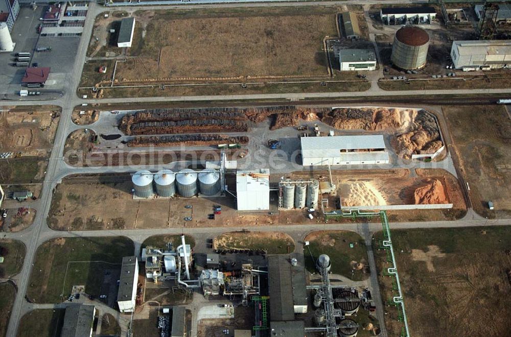 Aerial image Schwedt - Blick auf das neu errichtete Holzpelletierwerk auf dem Gelände der Raffenerie in Schwedt. Die Diersch & Schröder-Gruppe aus Bremen hat sich an der Holzkontor Ulf Mösenthin GmbH mehrheitlich beteiligt und betreibt unter dem neuen Namen Holzkontor und Pelletierwerk Schwedt GmbH Brandenburgs das Holzpelletierwerk in den neuen Bundesländern. Seit 2006 werden hier jährlich rund 100.000 t Holzpellets produziert. Das Unternehmen hati rund 12 Mio. Euro investiert und 25 Arbeitsplätze in Schwedt neu geschaffen. Partner des Unternehmens sind Ulf Mösenthin, Forstunternehmer aus Fürstenberg und die VIS NOVA GmbH, Bremen (Holding Erneuerbare Energien der Gruppe Diersch & Schröder). Errichtet wurde die Anlage durch MANN Engineering GmbH, Matthias-Erzberger-Strasse 34 in 56564 Neuwied.Ansprechpartner Herr Dr. Stefan Döring, 02631 3445610