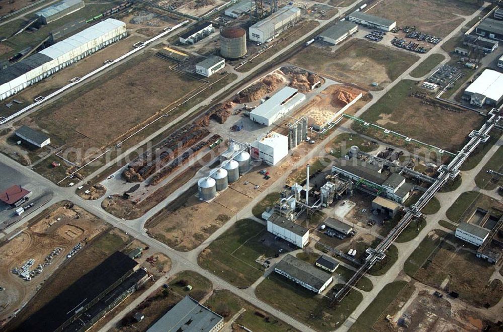 Aerial photograph Schwedt - Blick auf das neu errichtete Holzpelletierwerk auf dem Gelände der Raffenerie in Schwedt. Die Diersch & Schröder-Gruppe aus Bremen hat sich an der Holzkontor Ulf Mösenthin GmbH mehrheitlich beteiligt und betreibt unter dem neuen Namen Holzkontor und Pelletierwerk Schwedt GmbH Brandenburgs das Holzpelletierwerk in den neuen Bundesländern. Seit 2006 werden hier jährlich rund 100.000 t Holzpellets produziert. Das Unternehmen hati rund 12 Mio. Euro investiert und 25 Arbeitsplätze in Schwedt neu geschaffen. Partner des Unternehmens sind Ulf Mösenthin, Forstunternehmer aus Fürstenberg und die VIS NOVA GmbH, Bremen (Holding Erneuerbare Energien der Gruppe Diersch & Schröder). Errichtet wurde die Anlage durch MANN Engineering GmbH, Matthias-Erzberger-Strasse 34 in 56564 Neuwied.Ansprechpartner Herr Dr. Stefan Döring, 02631 3445610