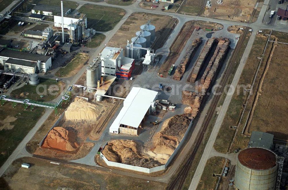 Aerial image Schwedt - Blick auf das neu errichtete Holzpelletierwerk auf dem Gelände der Raffenerie in Schwedt. Die Diersch & Schröder-Gruppe aus Bremen hat sich an der Holzkontor Ulf Mösenthin GmbH mehrheitlich beteiligt und betreibt unter dem neuen Namen Holzkontor und Pelletierwerk Schwedt GmbH Brandenburgs das Holzpelletierwerk in den neuen Bundesländern. Seit 2006 werden hier jährlich rund 100.000 t Holzpellets produziert. Das Unternehmen hati rund 12 Mio. Euro investiert und 25 Arbeitsplätze in Schwedt neu geschaffen. Partner des Unternehmens sind Ulf Mösenthin, Forstunternehmer aus Fürstenberg und die VIS NOVA GmbH, Bremen (Holding Erneuerbare Energien der Gruppe Diersch & Schröder). Errichtet wurde die Anlage durch MANN Engineering GmbH, Matthias-Erzberger-Strasse 34 in 56564 Neuwied.Ansprechpartner Herr Dr. Stefan Döring, 02631 3445610