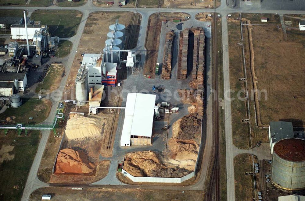 Aerial photograph Schwedt - Blick auf das neu errichtete Holzpelletierwerk auf dem Gelände der Raffenerie in Schwedt. Die Diersch & Schröder-Gruppe aus Bremen hat sich an der Holzkontor Ulf Mösenthin GmbH mehrheitlich beteiligt und betreibt unter dem neuen Namen Holzkontor und Pelletierwerk Schwedt GmbH Brandenburgs das Holzpelletierwerk in den neuen Bundesländern. Seit 2006 werden hier jährlich rund 100.000 t Holzpellets produziert. Das Unternehmen hati rund 12 Mio. Euro investiert und 25 Arbeitsplätze in Schwedt neu geschaffen. Partner des Unternehmens sind Ulf Mösenthin, Forstunternehmer aus Fürstenberg und die VIS NOVA GmbH, Bremen (Holding Erneuerbare Energien der Gruppe Diersch & Schröder). Errichtet wurde die Anlage durch MANN Engineering GmbH, Matthias-Erzberger-Strasse 34 in 56564 Neuwied.Ansprechpartner Herr Dr. Stefan Döring, 02631 3445610