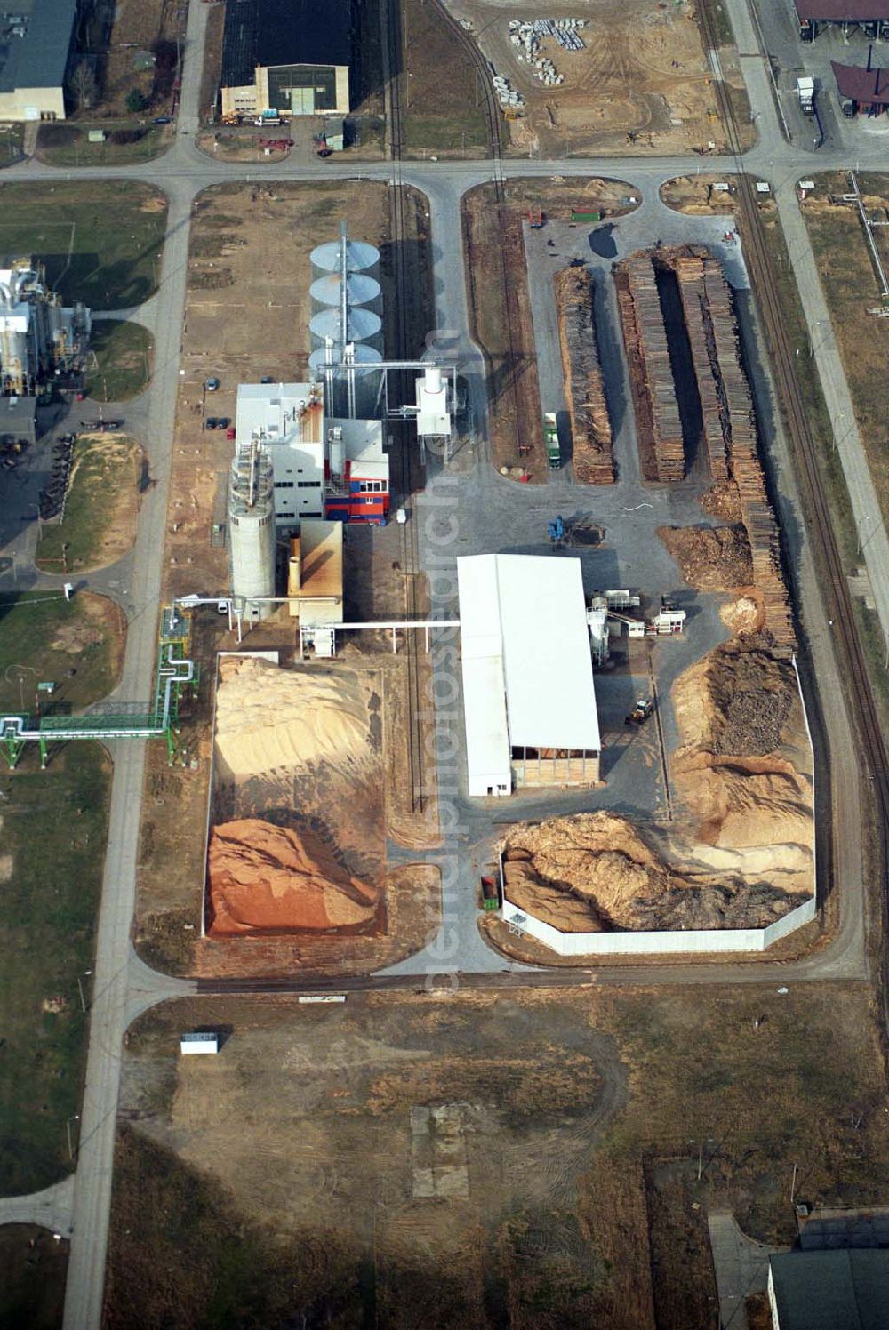 Schwedt from above - Blick auf das neu errichtete Holzpelletierwerk auf dem Gelände der Raffenerie in Schwedt. Die Diersch & Schröder-Gruppe aus Bremen hat sich an der Holzkontor Ulf Mösenthin GmbH mehrheitlich beteiligt und betreibt unter dem neuen Namen Holzkontor und Pelletierwerk Schwedt GmbH Brandenburgs das Holzpelletierwerk in den neuen Bundesländern. Seit 2006 werden hier jährlich rund 100.000 t Holzpellets produziert. Das Unternehmen hati rund 12 Mio. Euro investiert und 25 Arbeitsplätze in Schwedt neu geschaffen. Partner des Unternehmens sind Ulf Mösenthin, Forstunternehmer aus Fürstenberg und die VIS NOVA GmbH, Bremen (Holding Erneuerbare Energien der Gruppe Diersch & Schröder). Errichtet wurde die Anlage durch MANN Engineering GmbH, Matthias-Erzberger-Strasse 34 in 56564 Neuwied.Ansprechpartner Herr Dr. Stefan Döring, 02631 3445610