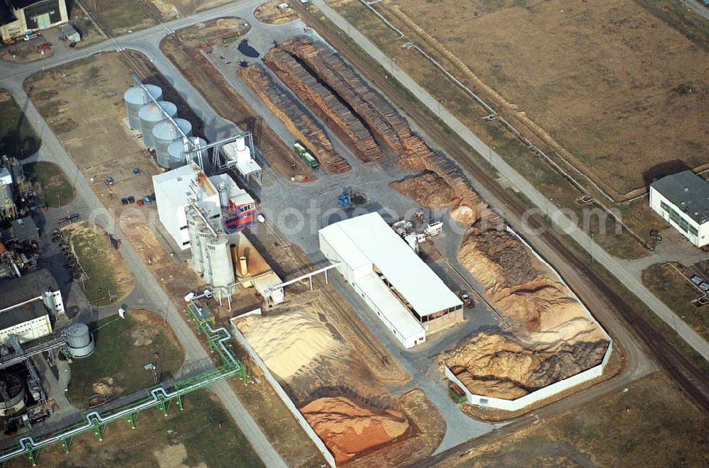 Schwedt from the bird's eye view: Blick auf das neu errichtete Holzpelletierwerk auf dem Gelände der Raffenerie in Schwedt. Die Diersch & Schröder-Gruppe aus Bremen hat sich an der Holzkontor Ulf Mösenthin GmbH mehrheitlich beteiligt und betreibt unter dem neuen Namen Holzkontor und Pelletierwerk Schwedt GmbH Brandenburgs das Holzpelletierwerk in den neuen Bundesländern. Seit 2006 werden hier jährlich rund 100.000 t Holzpellets produziert. Das Unternehmen hati rund 12 Mio. Euro investiert und 25 Arbeitsplätze in Schwedt neu geschaffen. Partner des Unternehmens sind Ulf Mösenthin, Forstunternehmer aus Fürstenberg und die VIS NOVA GmbH, Bremen (Holding Erneuerbare Energien der Gruppe Diersch & Schröder). Errichtet wurde die Anlage durch MANN Engineering GmbH, Matthias-Erzberger-Strasse 34 in 56564 Neuwied.Ansprechpartner Herr Dr. Stefan Döring, 02631 3445610